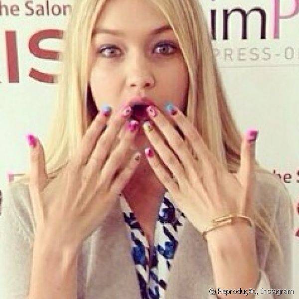 F? de nail art, Gigi Hadid faz quest?o de exibir suas unhas